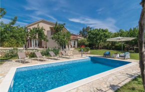 4 Bedroom Cozy Home In Cere